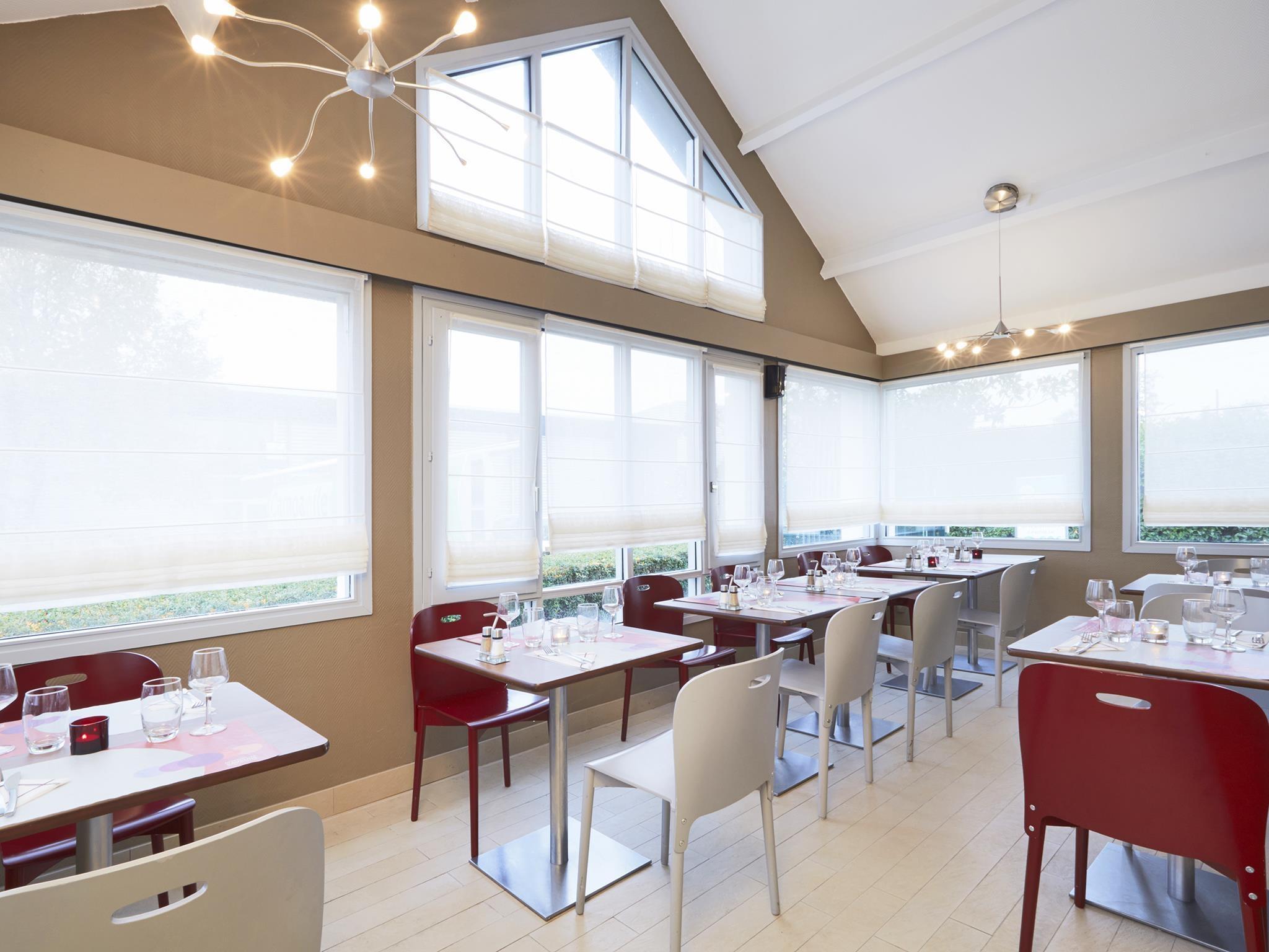 Campanile Montesson - Le Vesinet Hotel Екстериор снимка
