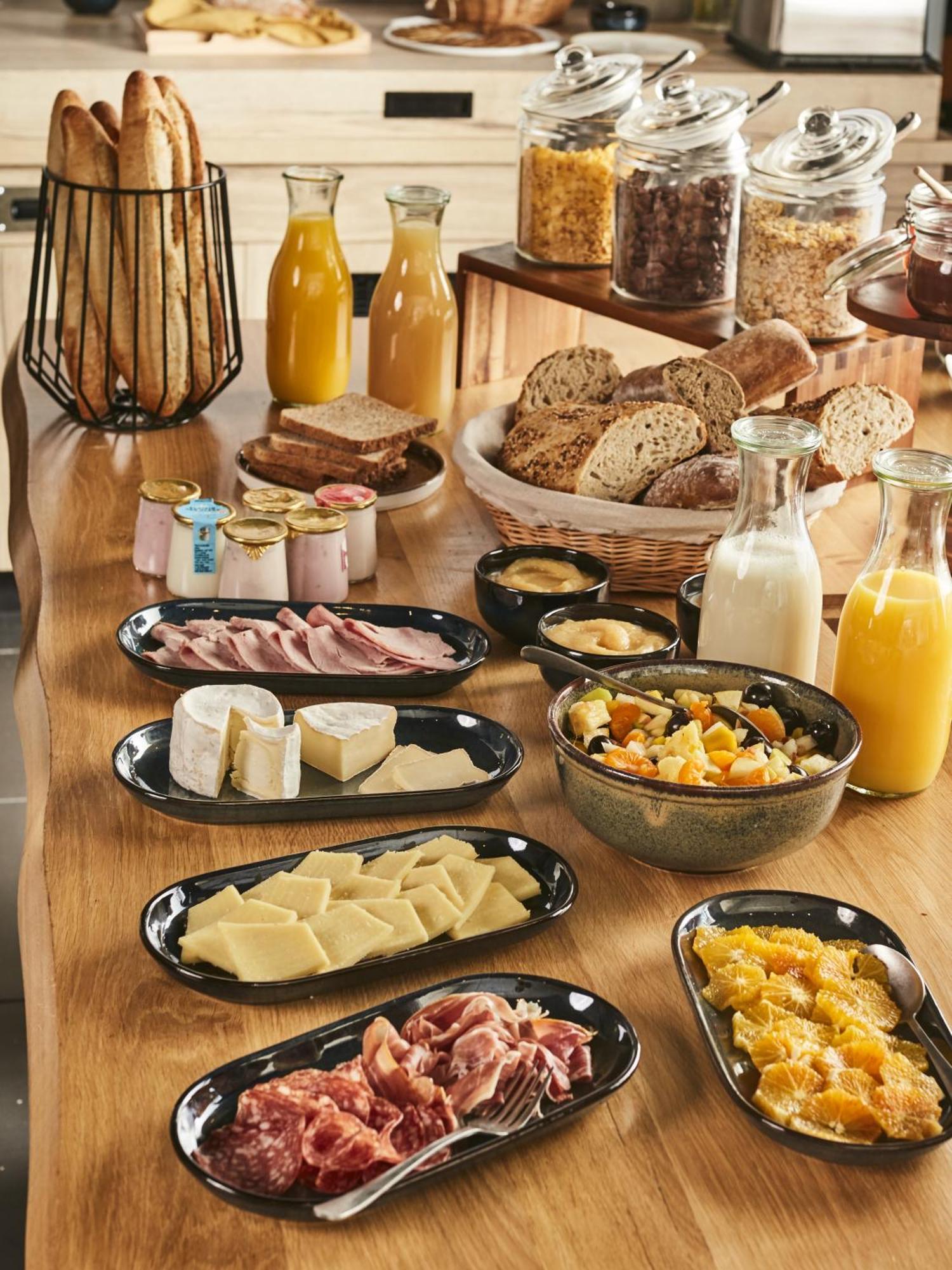 Campanile Montesson - Le Vesinet Hotel Екстериор снимка